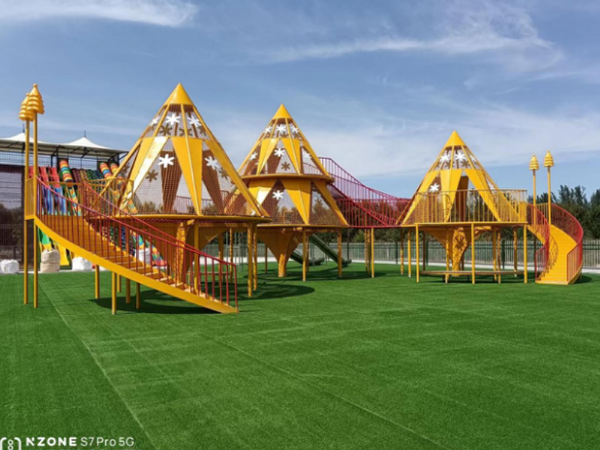 2022年8月，江蘇徐州紅楓森林公園，無動力游樂項(xiàng)目落地完成，占地15000平，總投資300萬。